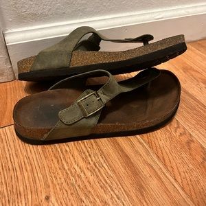 Well worn forest green sandals woman’s 7.5